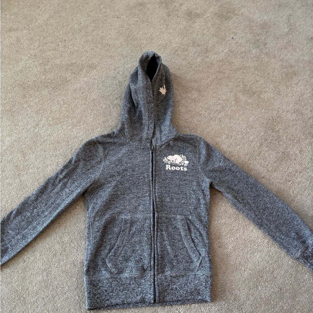 ROOTS kids grey heather full zip hoodie. 
Washed great condition. No blemishes.